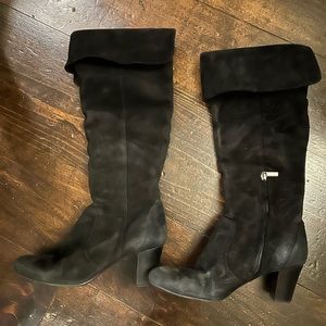 EUC Bandolino Eye Candy Black Suede Knee High Heeled Boots sz 9.5